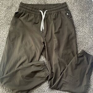 Vuori Weekend Joggers Olive Oregano Women’s Small great Condition!